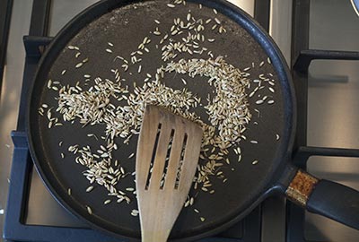 01-toasting-fennel-seeds